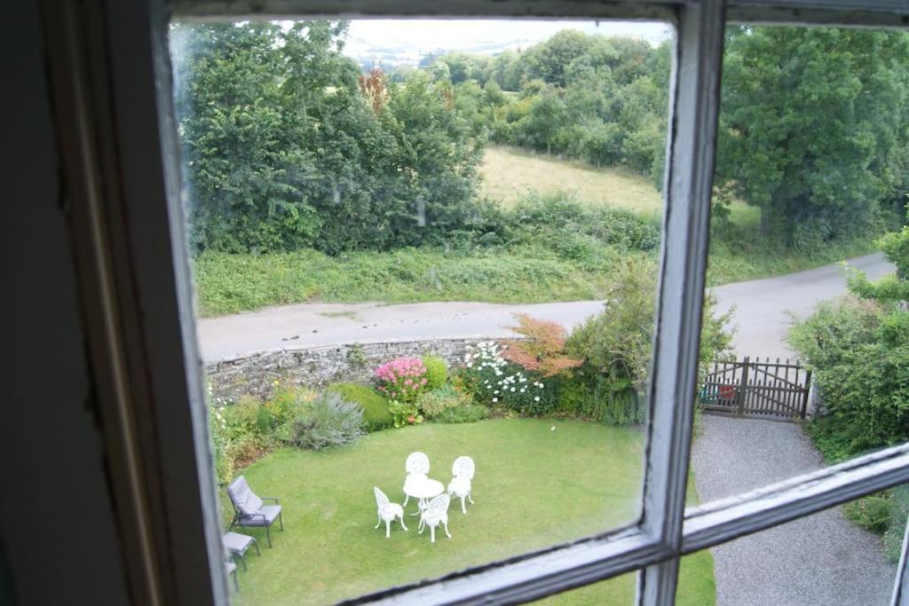 Top Floor At Cantref House Brecon Eksteriør billede